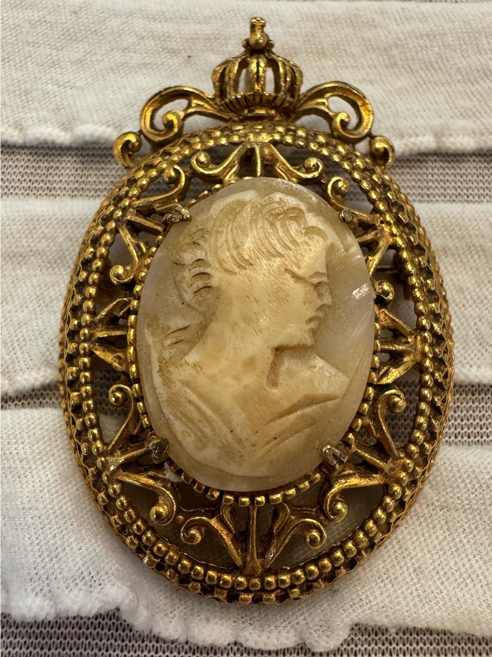 Vintage Signed FLORENZA Crown Cameo Brooch Pendant Gold Tone Ornate Filigree